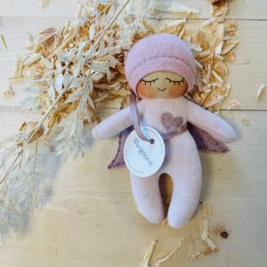 Wangenrot Puppe ökologisch handgefertigt mit rosa Mützchen von Wangenrot
